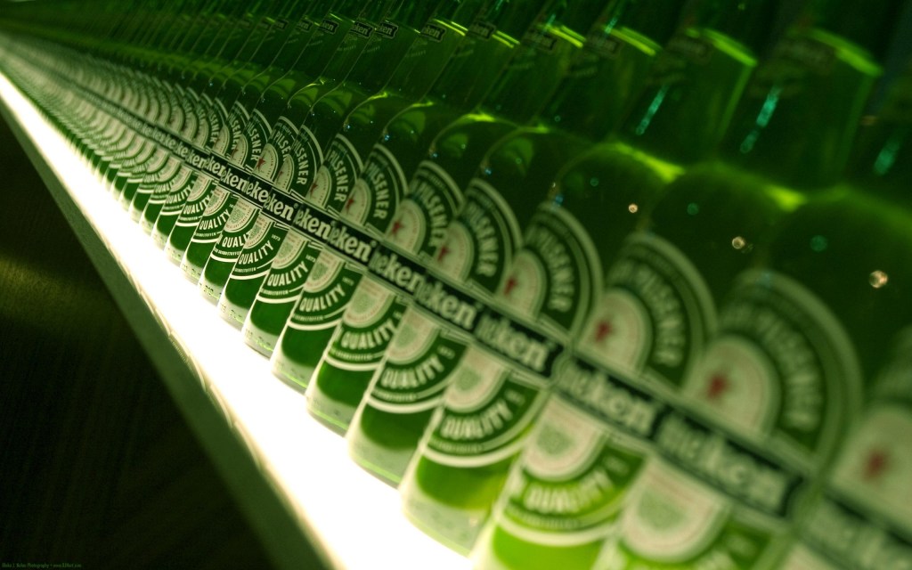 Heineken zet Trumps grensmuur te kakken – Buitenland –&nbsp;PAROOL